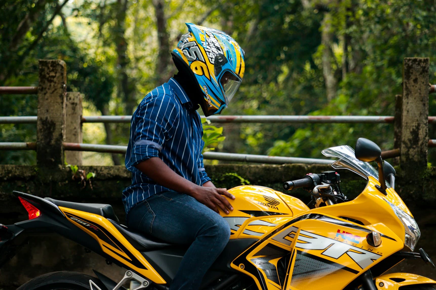 Rider sur moto jaune